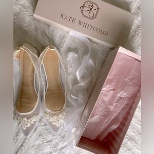 Gorgeous Kate Whitcomb bridal flats w/flower details-great condition- 8.5
